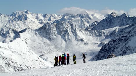 Esquiar-Con-El-Equipo-De-Esquí-En-El-Glaciar-Pitztal-En-Tirol