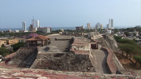 Burg-Von-San-Felipe-De-Barajas,-Moderne-Stadt-Cartagena-Und-Das-Meer