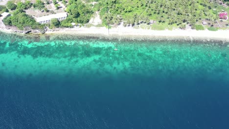 Luftaufnahme-über-Einer-Küste-Auf-Den-Philippinen-Mit-Türkisfarbenem,-Transparentem-Wasser,-Besichtigung-Eines-Wunderschönen-Korallenriffs,-Reisekonzept