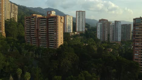 Vuelo-Hacia-Atrás-Revela-Viviendas-Residenciales-En-Medellin,-Colombia