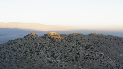 Montaña-De-Piedra,-Campamento-Primitivo-Del-Valle-De-Culp,-Parque-Estatal-Del-Desierto-De-Anza-borrego,-Inclinación-Aérea-Hacia-Abajo