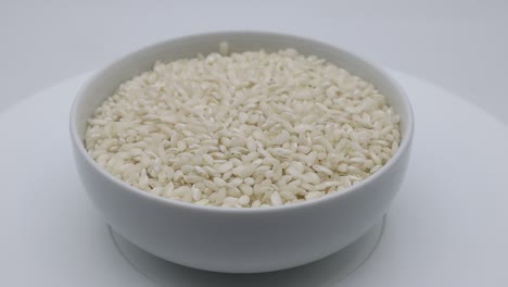 Ungekochter-Reis-In-Einer-Schüssel-Auf-Rotierendem-Display