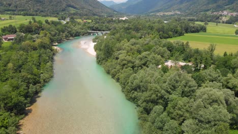 Drone-Vuela-Hacia-Adelante-Sobre-El-Hermoso-Río-Soca-Turquesa-Limpio-En-Verano,-Eslovenia
