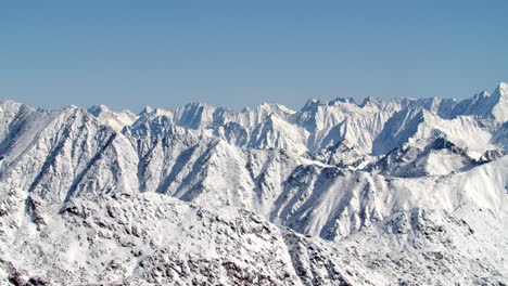 Cordillera-Salvaje-Con-Hermoso-Panorama-De-Montaña