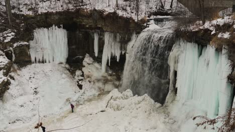 Icy-Minnehaha-Falls,-Minneapolis-En-Invierno.-ángulo-Fijo