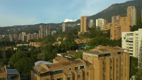 Vuelo-Aéreo-Bajo-Sobre-Edificios-De-Condominios-En-Colombia