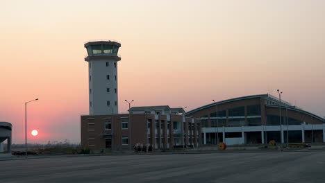 Control-De-Tráfico-Aéreo-Contra-La-Puesta-De-Sol-En-La-Terminal-Internacional-Del-Aeropuerto-Gautam-Buddha-En-Nepal