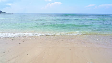 Leerer-Exotischer-Tropischer-Strand,-Türkisfarbenes-Meer,-Leichte-Wellen-Und-Endlose-Horizontzeitlupe