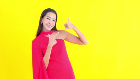 Mujer-Asiática-Vestida-De-Rojo-Hace-Un-Gesto-De-Llamada-Telefónica