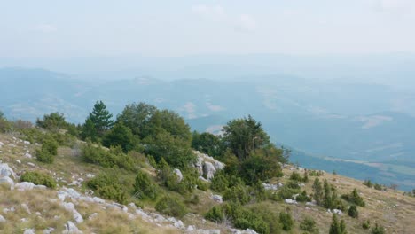 Hermoso-Valle-Serbio-En-La-Ladera-De-La-Montaña,-Paisaje-Rural-Remoto-Y-Verde