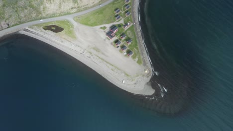 Luftaufnahme-über-Der-Halbinsel-Mjoeyri-Mit-Traditionellen-Isländischen-Hütten