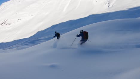Dos-Esquiadores-Profesionales-Esquiando-En-Nieve-Profunda