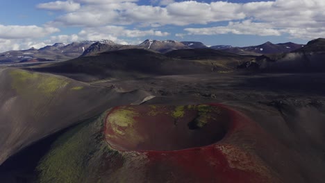 Cráter-Raudaskal-Cerca-Del-Hekla-Stratovaolcano-En-Verano-Bajo-Un-Cielo-Azul-Con-Nubes-En-Islandia