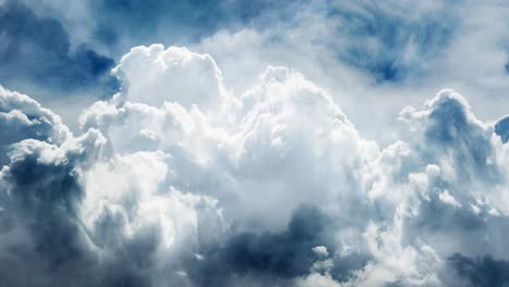Las-Nubes-Cumulonimbus-Eran-Espesas-Y-Se-Acercaban-Al-Cielo-Azul