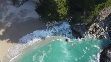Schönes-Tropisches-Blaues-Wasser-Mit-Wasserfall