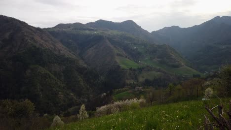 Impresionantes-Vistas-Del-Valle-De-Seriana-Y-La-Montaña-De-Los-Alpes-De-Orobie