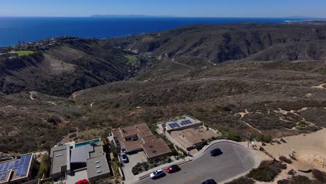Aerial-view-of-a-dead-end-cut-de-sac-at-the-top-of-a-mountain-in-Laguna-beach,-California