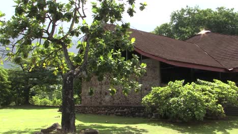 Jardín-De-La-Catedral-De-Notre-Dame,-Taiohae,-Seed-Hiva,-Polinesia-Francesa