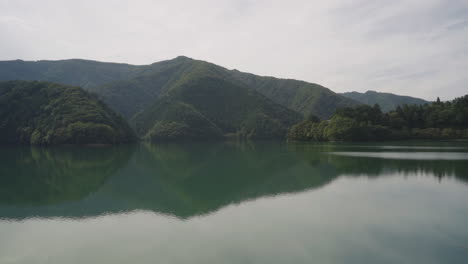 Montañas-Y-Reflejo-Del-Cielo-En-El-Lago-Okutama,-Japón---Tiro-Estático