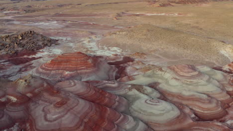 Imágenes-De-Vista-Aérea-De-Drones-De-Un-Hombre-Parado-En-Las-Coloridas-Formaciones-Rocosas-En-La-Estación-De-Investigación-Del-Desierto-De-Marte-En-Utah,-Estados-Unidos