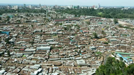 Aerial-Trucking-Schoss-An-Sonnigen-Tagen-über-Große-Slums-Von-Nairobi