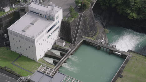 Ogouchi-reservoir-Am-Okutama-see---Wasserdurchflussregelungseinrichtung-Am-Stausee,-Gesehen-Vom-Ogouchi-damm-aussichtsturm-In-Hara,-Okutama,-Japan