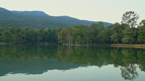 Lago-Ang-Kaew-En-La-Universidad-De-Chiang-Mai-Con-Montaña-Boscosa-Y-Cielo-Crepuscular
