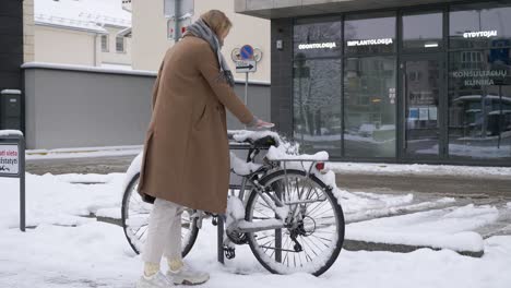 Junge-Frau-Ließ-Ihr-Fahrrad-Im-Winter-Draußen