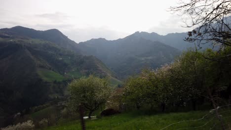 Hermosa-Vista-Del-Valle-De-Seriana-Y-La-Montaña-De-Los-Alpes-De-Orobie