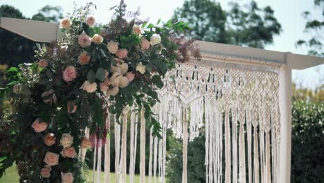 Weißer-Bogen-Mit-Weißen-Und-Rosafarbenen-Blumen---Dekor-Für-Die-Hochzeitszeremonie-Im-Freien---Aufnahme-Aus-Niedrigem-Winkel
