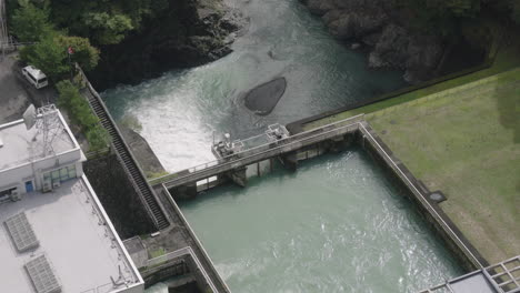 Wasserflusskontrollanlage-Des-Ogouchi-Reservoirs-Von-Der-Aussichtsplattform-In-Hara,-Okutama,-Japan