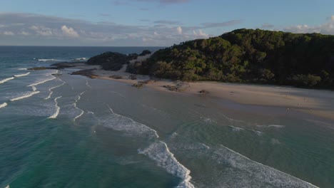 Ocean-Waves-In-Frenchmans-Beach-In-Point-Lookout,-QLD,-Australia---North-Stradbroke-Island
