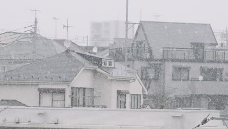 Estructuras-Residenciales-Durante-Las-Fuertes-Nevadas-Que-Caen-En-La-Temporada-De-Invierno-De-Tokio,-Japón