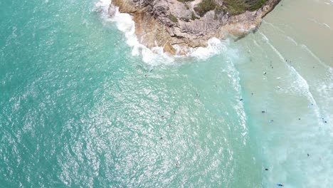 Cielo-Soleado-Sobre-El-Océano-Azul-Con-Turistas-Nadando-En-Las-Olas-Del-Mar-De-La-Playa-Del-Cilindro-En-Queensland,-Australia