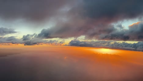 Morgendämmerung-Mit-Wolken-Und-Einem-Res-Himmel-Aus-Einem-Cockpit