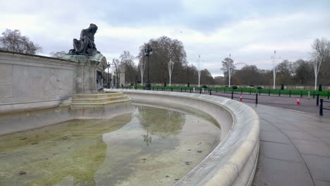 Stabilized,-4k-shot-of-the-iconic-Buckingham-Palace-square-empty,-no-tourists,-during-covid-19-pandemic