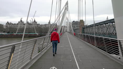 Junge-Britische-Frauen,-Die-Während-Der-Covid19-pandemie,-London,-Eine-Leere-Goldene-Jubiläumsbrücke-überqueren