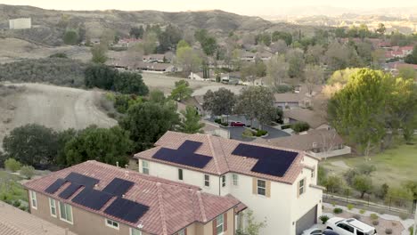 Luftaufnahme-Von-Sonnenkollektoren-Und-Elektroauto,-Futuristisches-Modernes-Haus-In-Kalifornien