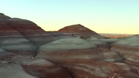 Drohne-Fliegt-über-Mann-In-Bunten-Felsformationen-An-Der-Mars-wüstenforschungsstation-In-Utah,-Vereinigte-Staaten