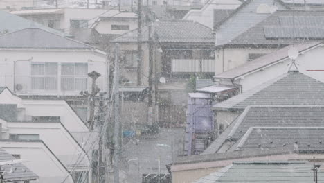 Leere-Straßen-Auf-Einem-Ruhigen-Dorf-Während-Des-Schönen-Schneesturmtages-In-Tokio,-Japan