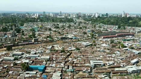 Weitwinkelaufnahme-Aus-Der-Luft-Zeigt-Die-Moderne-Skyline-Von-Nairobi-Mit-Modernen-Architekturen-Im-Hintergrund-Und-Einem-Armen-Ghetto-Vorort-Von-Kibera-Im-Vordergrund