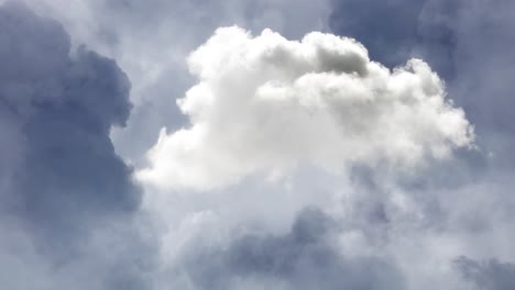 Eine-Dicke-Cumulonimbus-Wolke-Inmitten-Der-Schwarzen-Wolken