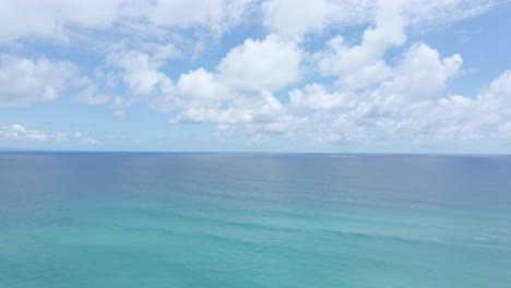 Blauer-Ozean-Mit-Wolkengebilde-Im-Sommer-Am-Zylinderstrand-In-North-Stradbroke-Island,-Queensland,-Australien