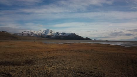 Tiefflugaufnahmen-über-Eine-Wiese-Und-In-Ein-Sumpfgebiet-Zur-Küstenlinie-Der-Antilopeninsel-Im-Great-Salt-Lake-Von-Utah
