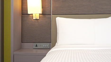Schwenken-Sie-über-Eine-Moderne-Hotelsuite-Und-Bleiben-Sie-Auf-Dem-Kopfkissen-Des-Bettes-Stehen