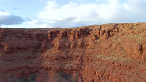 Acantilados-De-Arenisca-De-Roca-Roja-De-La-Erosión-Natural-En-El-Desierto-De-Utah,-Antena