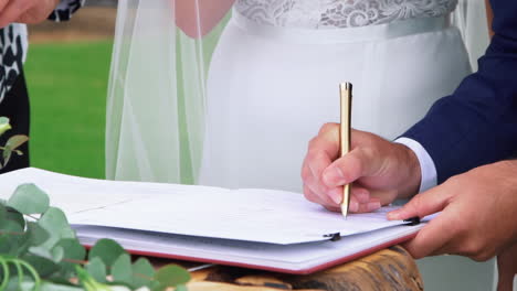 Bräutigam-Unterzeichnet-Die-Offizielle-Heiratsurkunde---Nahaufnahme