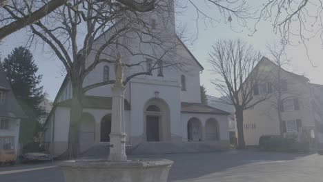 Vista-Frontal-De-La-Iglesia-De-San-Urbano-En-Freiburg,-Alemania,-Plaza-Vacía-Temprano-En-La-Mañana