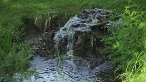 Teich-Mit-Steinwasserfall