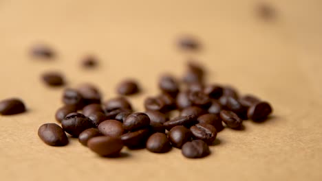 Kaffeebohnen-Fallen-In-Zeitlupe-Auf-Einen-Kaffeehaufen